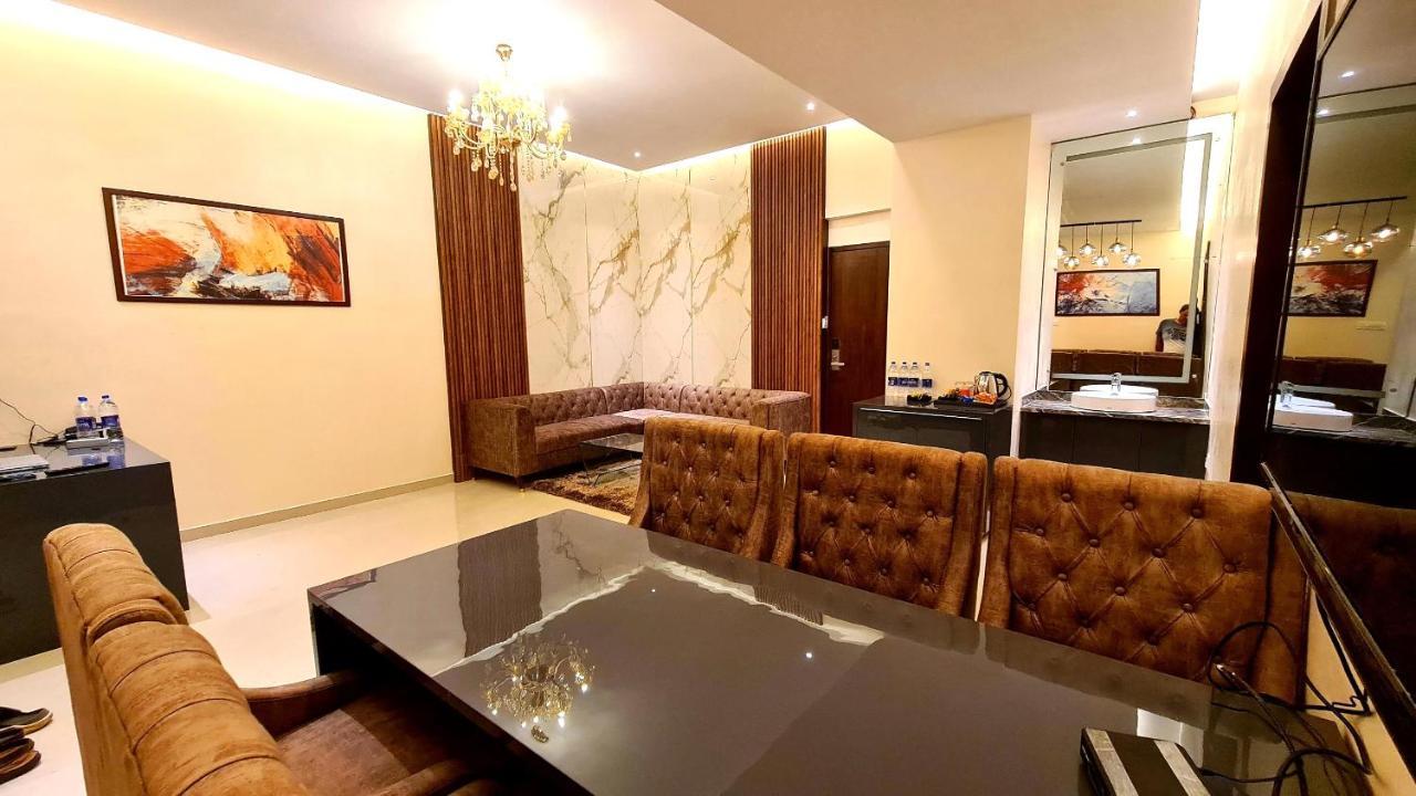 Bijāpur Galaxy Club & Hotel מראה חיצוני תמונה
