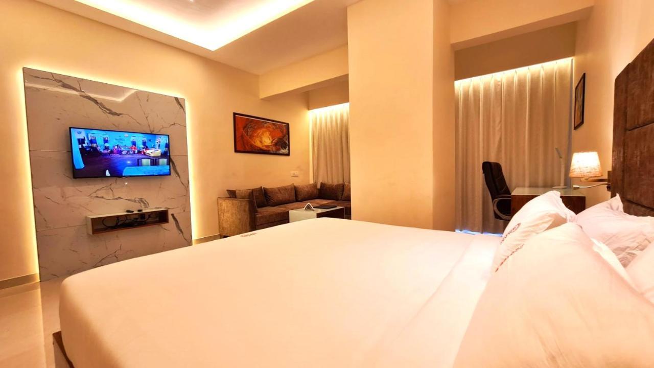 Bijāpur Galaxy Club & Hotel מראה חיצוני תמונה